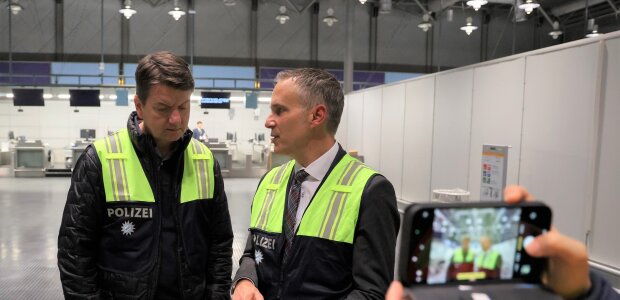 - © ©StMI StS Kirchner im Gespräch mit P Ströhlein