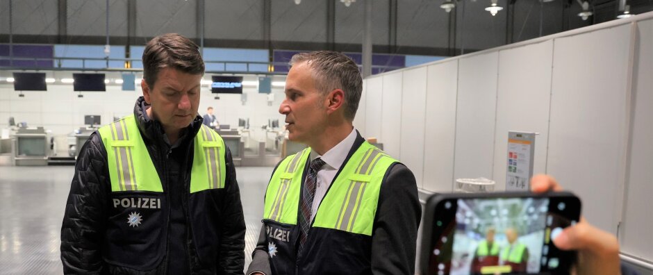 - © ©StMI StS Kirchner im Gespräch mit P Ströhlein